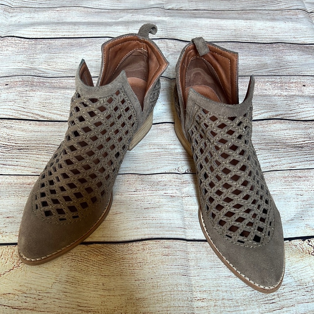 VGUC Sz. 8.5 Jeffrey Campbell Taupe Suede Taggart Cutout Bootie